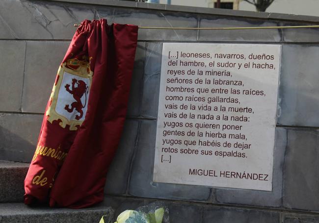 León descubre la placa con los versos que Miguel Hernández dedicó a los leoneses en 'Vientos del pueblo me llevan'.