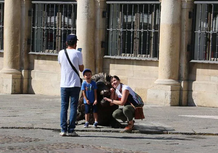 Una familia se hace una foto en una de los símbolos de León, una de las ciudades más felices del mundo.