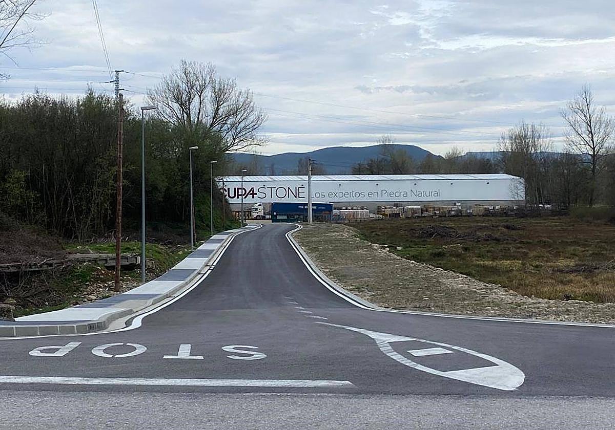 Nuevo acceso en el polígono de La Pradela en Carracedelo.