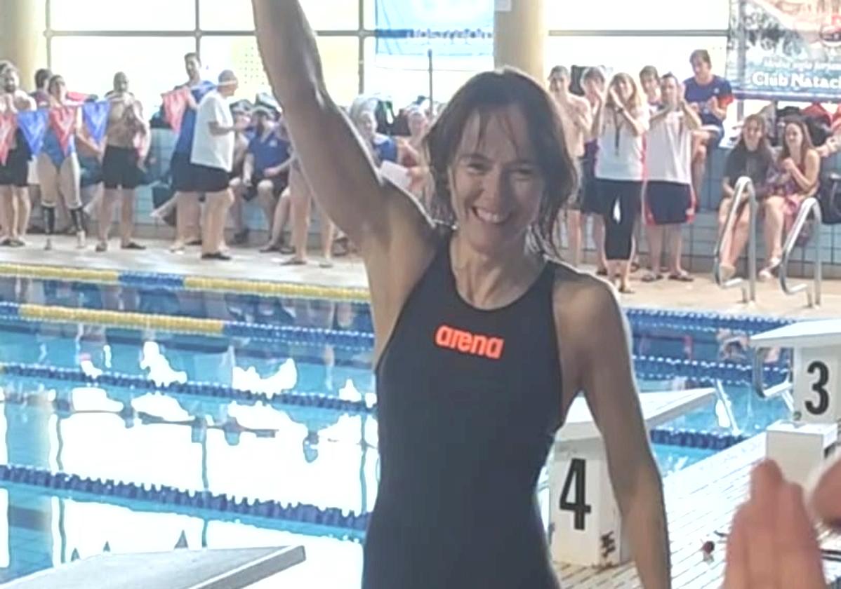 La nadadora leonesa celebra su triunfo en la prueba.