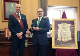 El alcalde de León, José Antonio Diez, entrega la Medalla de Oro a Estanislao de Luis Calabuig, prsidente de la AECC León.