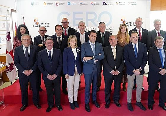 El consejero de Medio Ambiente, Vivienda y Ordenación del Territorio, Juan Carlos Suárez-Quiñones, firma los protocolos de colaboración con las diputaciones provinciales para el establecimiento de sistemas de depuración de las aguas residuales urbanas en municipios con población de menos de 500 habitantes equivalentes.