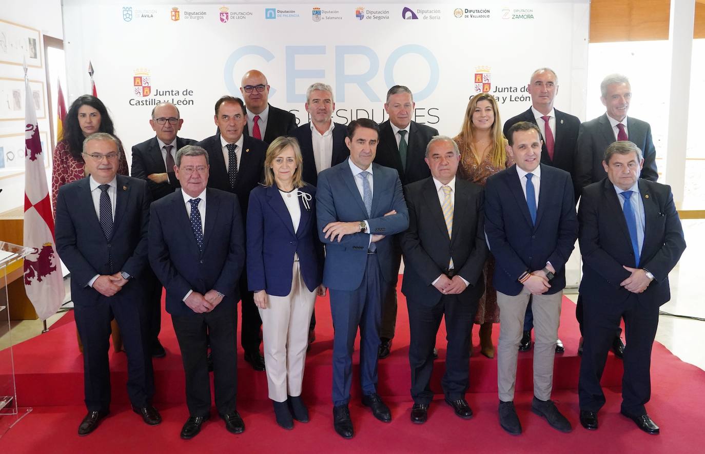 El consejero de Medio Ambiente, Vivienda y Ordenación del Territorio, Juan Carlos Suárez-Quiñones, firma los protocolos de colaboración con las diputaciones provinciales para el establecimiento de sistemas de depuración de las aguas residuales urbanas en municipios con población de menos de 500 habitantes equivalentes.