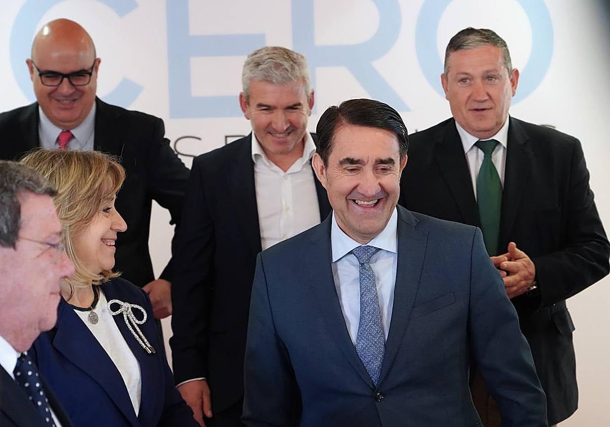 El consejero de Medio Ambiente, Vivienda y Ordenación del Territorio, Juan Carlos Suárez-Quiñones, firma los protocolos de colaboración con las diputaciones provinciales para el establecimiento de sistemas de depuración de las aguas residuales urbanas en municipios con población de menos de 500 habitantes equivalentes.