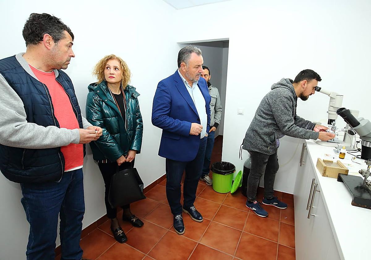 Imagen de la inauguración del primer laboratorio privado de sanidad apícola de la Comunidad.
