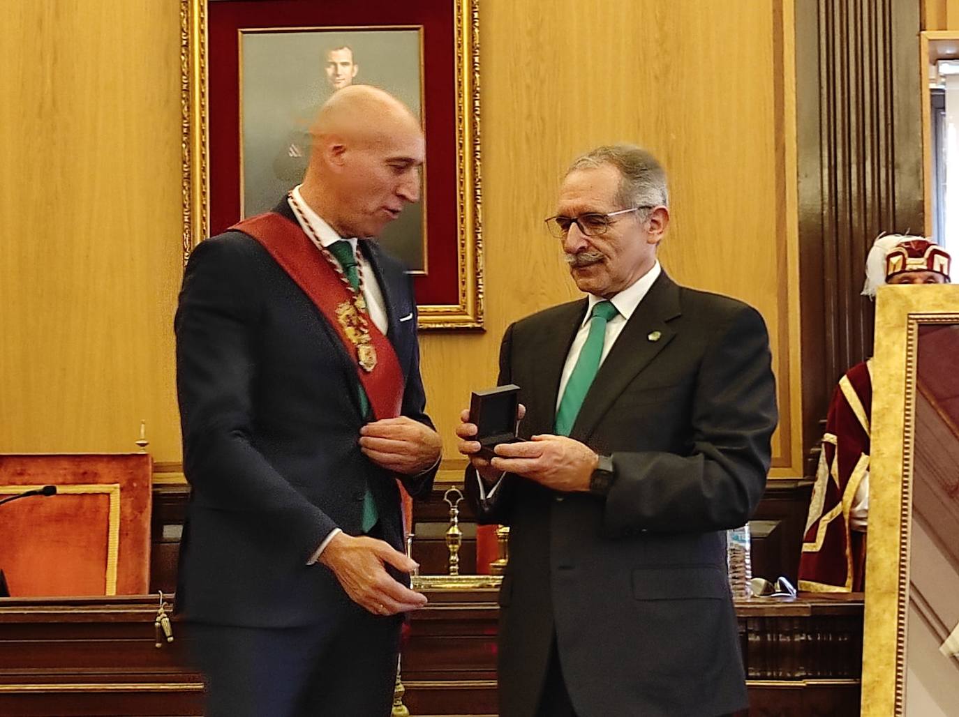 El Ayuntamiento de León entrega la medalla de oro a la AECC de León