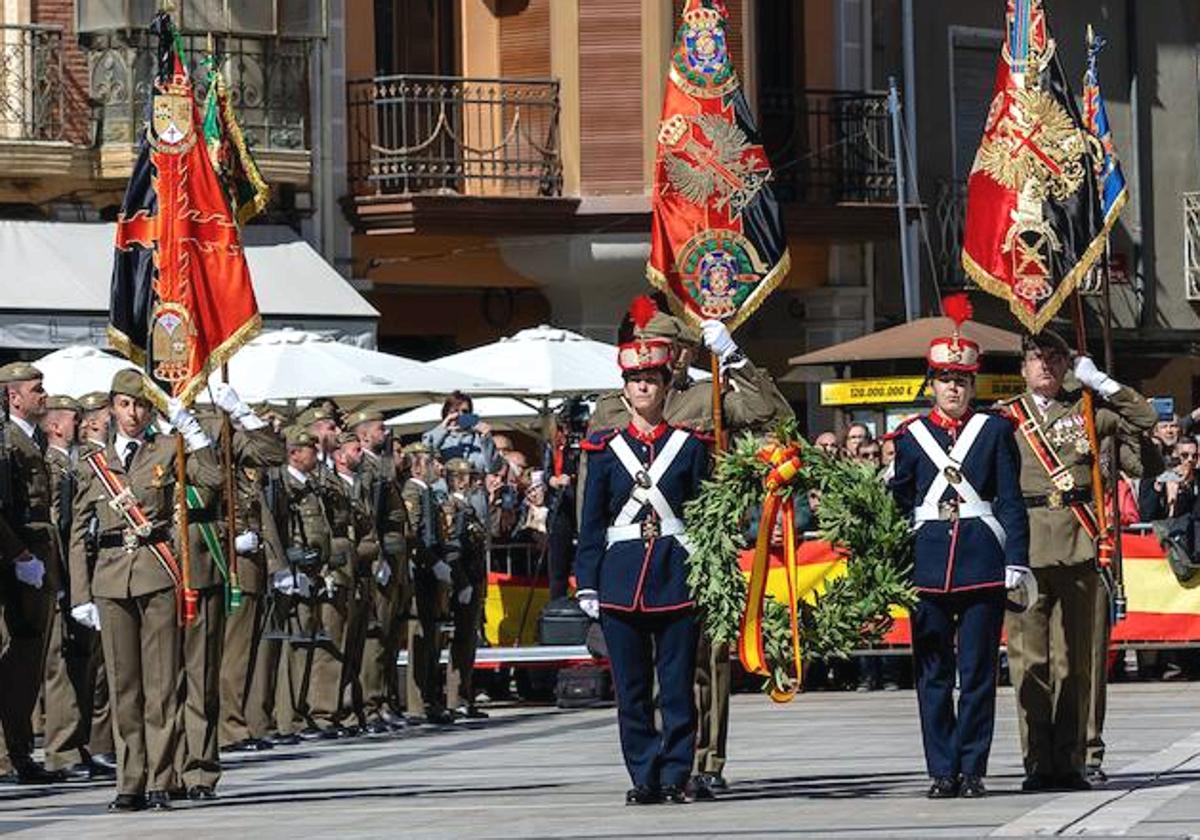 La Plaza Mayor de La Bañeza vivió un día muy especial, con la celebración de la primera Jura de Bandera para personal civil de la democracia