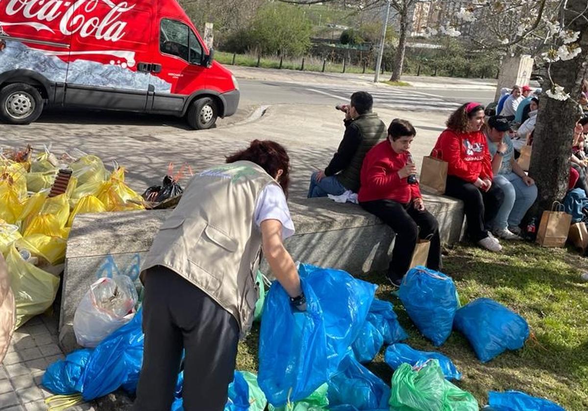 Antes del comienzo de la jornada de limpieza se realizaron varias formaciones y sensibilizaciones sobre la problemática de residuos en entornos acuáticos.