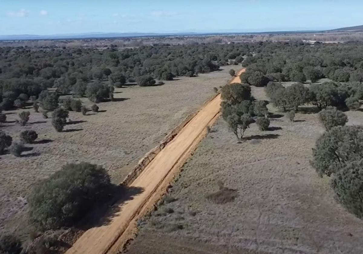 Imagen de la zona dañada por las obras en la vía de servicio.