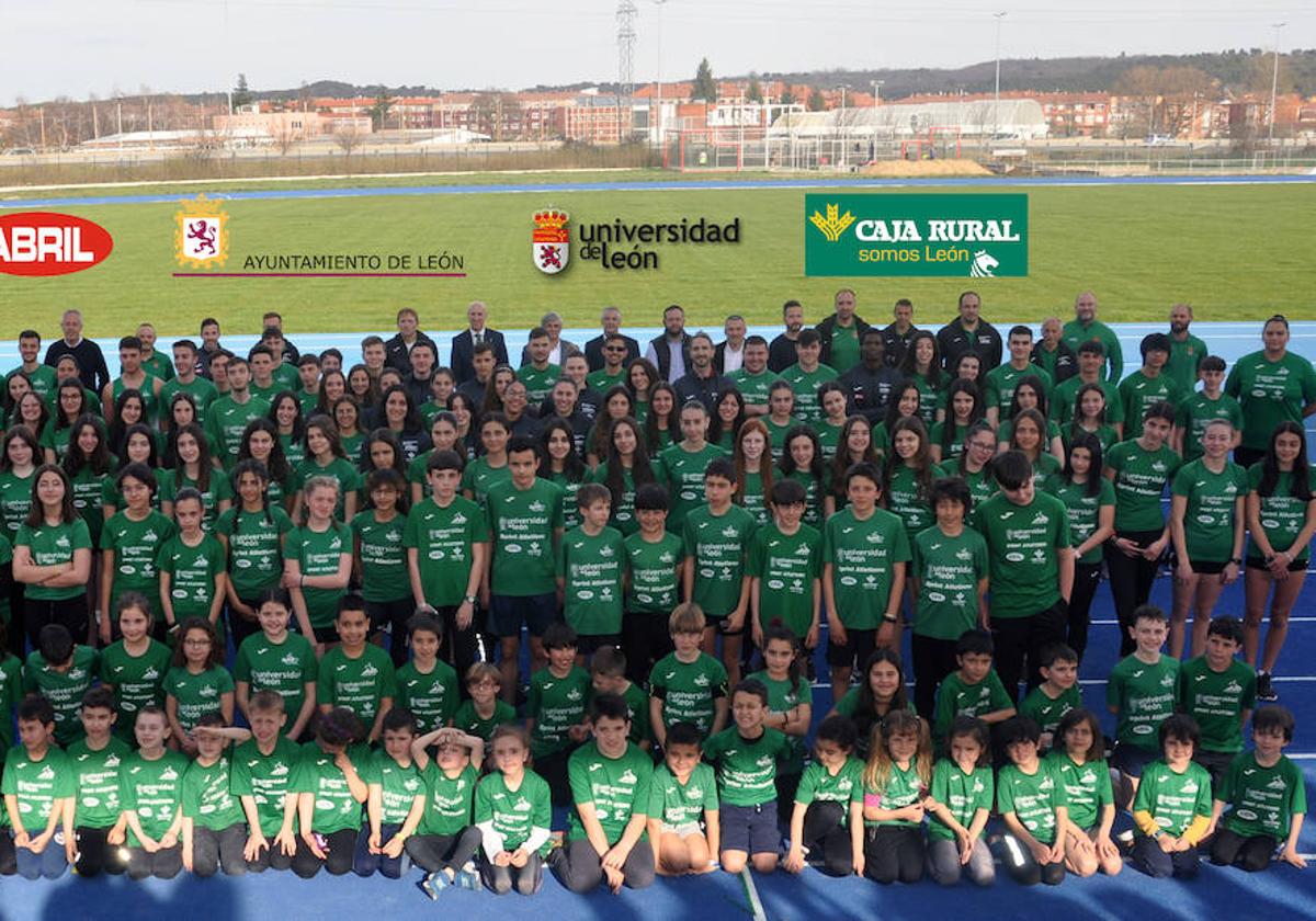 Foto de familia durante la presentación en las nuevas pistas de la ULE.