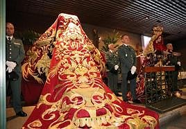 Presentación y bendición del manto de la Virgen del Gran Poder.