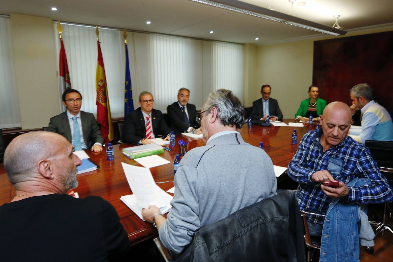 Reunión entre la consejería de Industria, Comercio y Empleo con patronal y sindicatos.