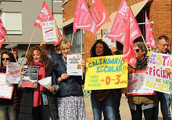UGT acusa a la administración de «desconocimiento» sobre la gestión de la educación.