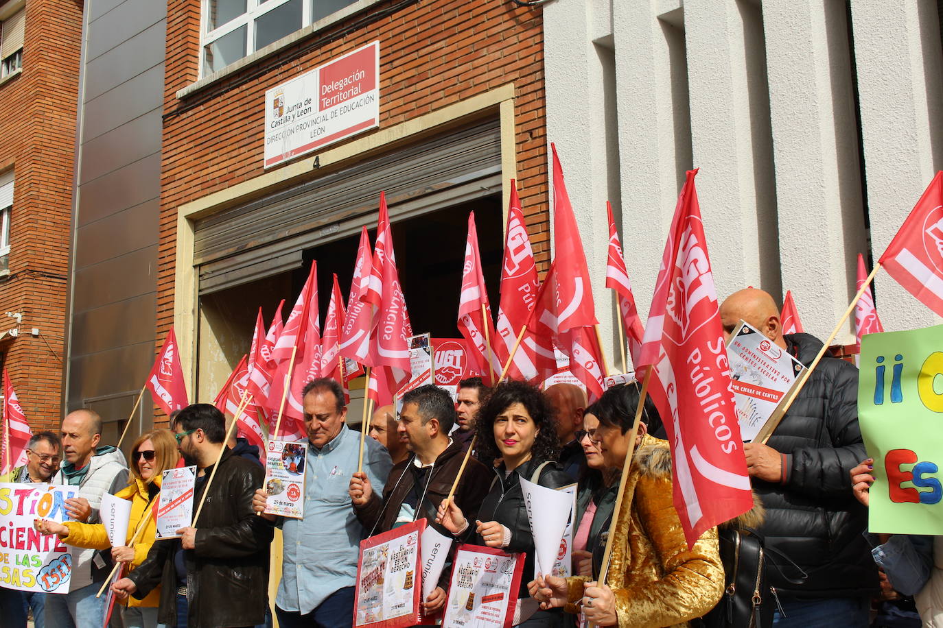 UGT se concentrará frente a la Dirección de Educación «por los derechos» del personal laboral y administrativo de Educación