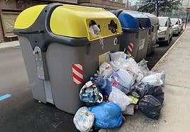 Basura apilada en las aceras en Ponferrada por la huelga.