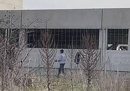 Operarios limpian las pintada en la estructura del futuro parque de bomberos de la Diputación.