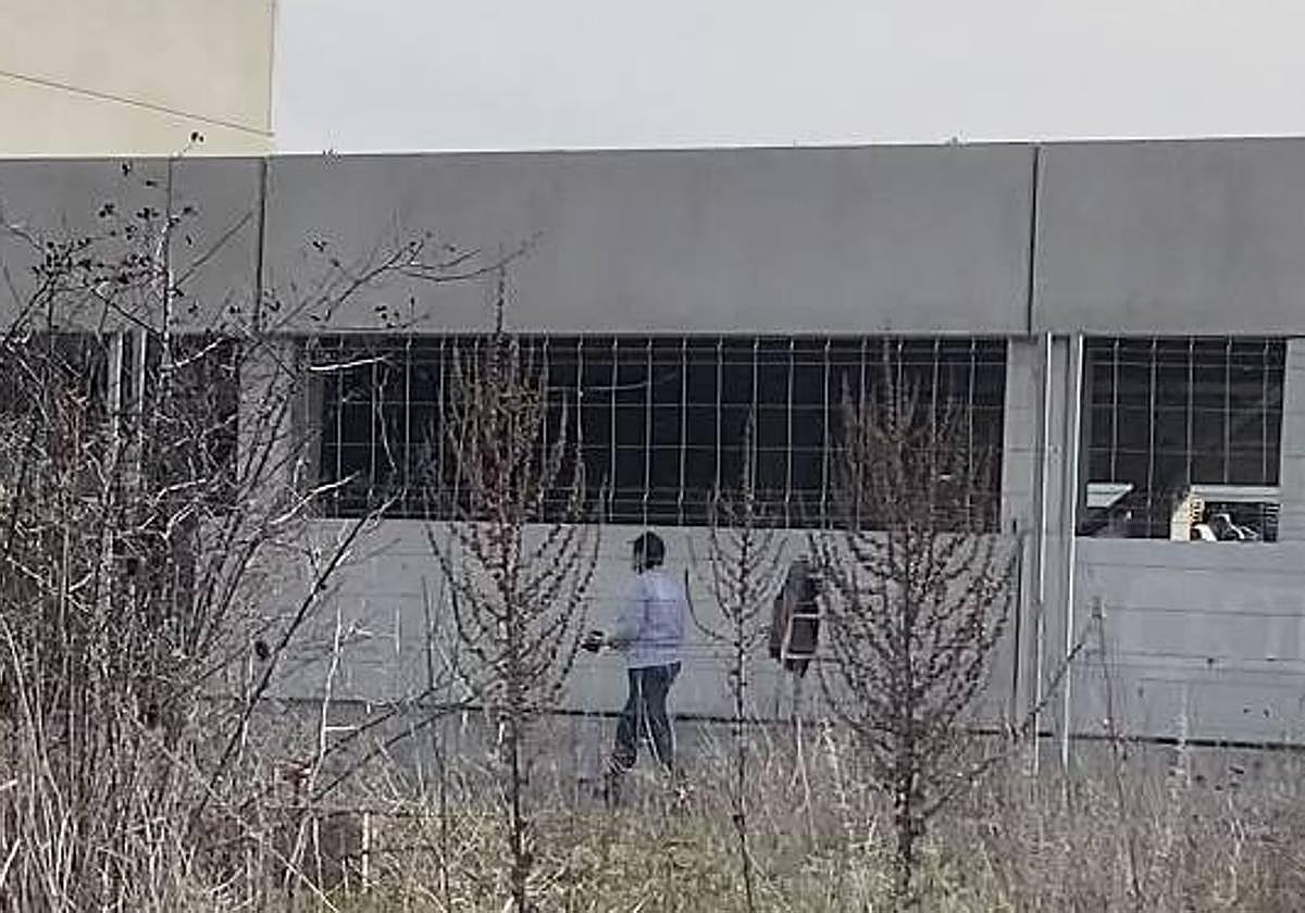 Operarios limpian las pintada en la estructura del futuro parque de bomberos de la Diputación.