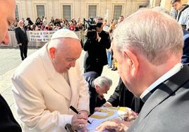 El papa Francisco, en el momento de firmar la camiseta de la Cultural y Deportiva Leonesa.