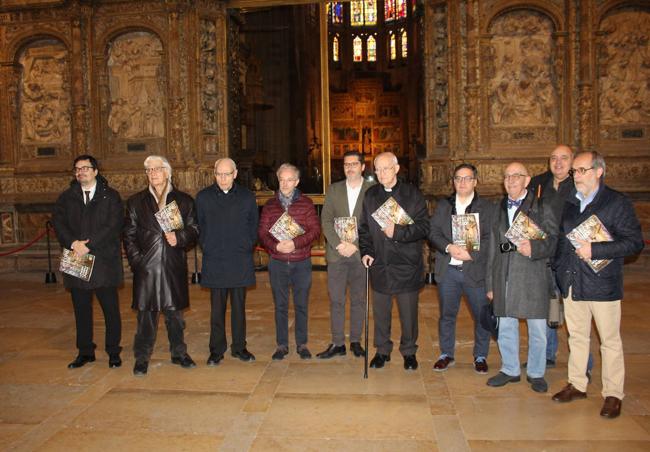 El director de la revista, Vicente Martí, y el Deán de la Catedral, Manuel Pérez, presentan el nuevo número de la revista.