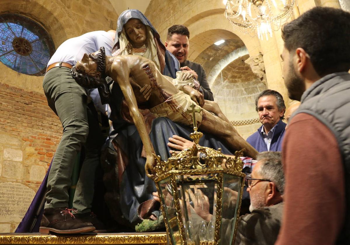 Los mozos del Mercado entronizan a la Morenica en este jueves previo a su salida procesional de Viernes de Dolores.