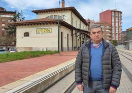 Justo Fernández, candidato de Cs, durante su visita a las obras no filizadas en Feve tras más de una década de fallida integración.