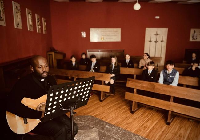 El gabonés Thierry Rabenkogo en Peñacorada reza cantando