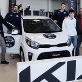 Entrega del coche Kia Picanto a la familia con la papeleta ganadora.
