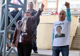 Los padres de de uno de los fallecidos entonan el Santa Bárbara Bendita a la entrada de los Juzgados de León.