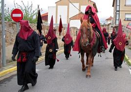 Una penitencial recorre las calles de Astorga durante el Viernes Santo.