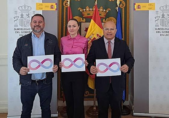 Faustino Sánchez con los representantes de Austismo León.