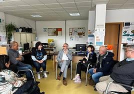 El candidato socialista se reúne con COCEMFE.