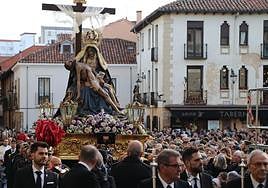 La Virgen Dolorosa avanza por la ciudad ante la atenta mirada de miles de fieles que se asoman a la primera procesión de la Semana Santa de León.