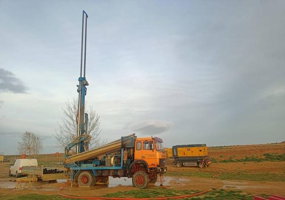 Arrancan las obras para dotar al Los Cucharales de una captación de agua con placas.