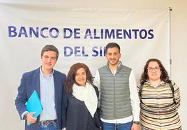 Miembros de Nuevas Generaciones del PP con la secretaria del Banco de Alimentos del Sil.