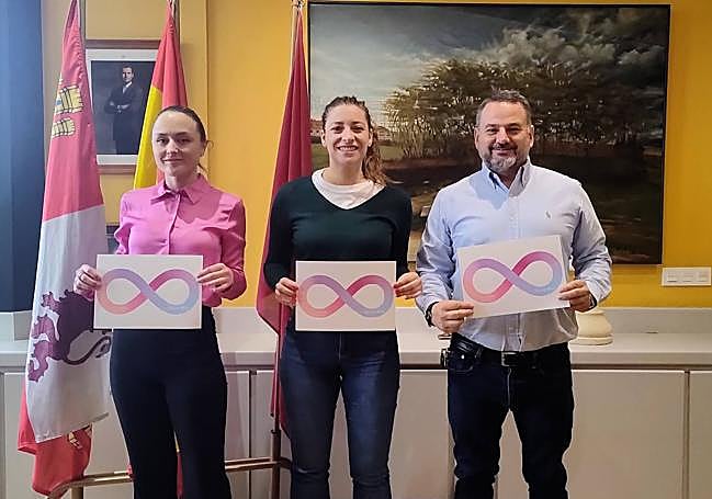 Ester Muñoz con lso representantes de Austismo León.