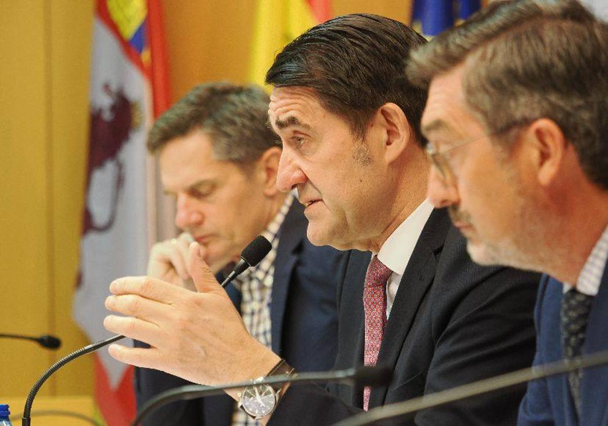 El consejero de Medio Ambiente, Vivienda y Ordenación del Territorio, Juan Carlos Suárez-Quiñones, informa en rueda de prensa sobre el operativo de prevención y extinción de incendios de Castilla y León