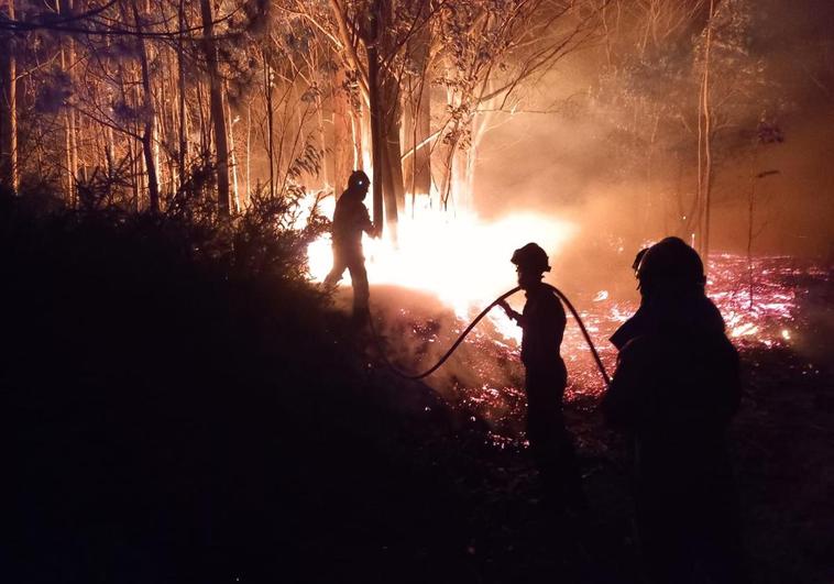 Efectivos de la UME trabajando en las zonas afectadas por los incendios en el Principado de Asturias.