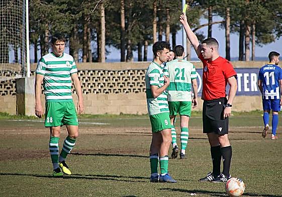 Un jugador del CD La Virgen es amonestado con tarjeta amarilla en un partido de la presente temporada.