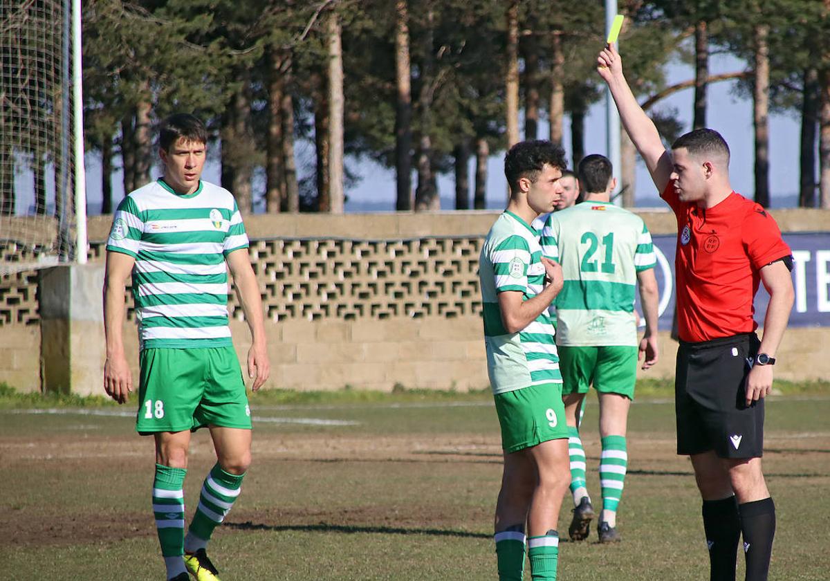 Un jugador del CD La Virgen es amonestado con tarjeta amarilla en un partido de la presente temporada.