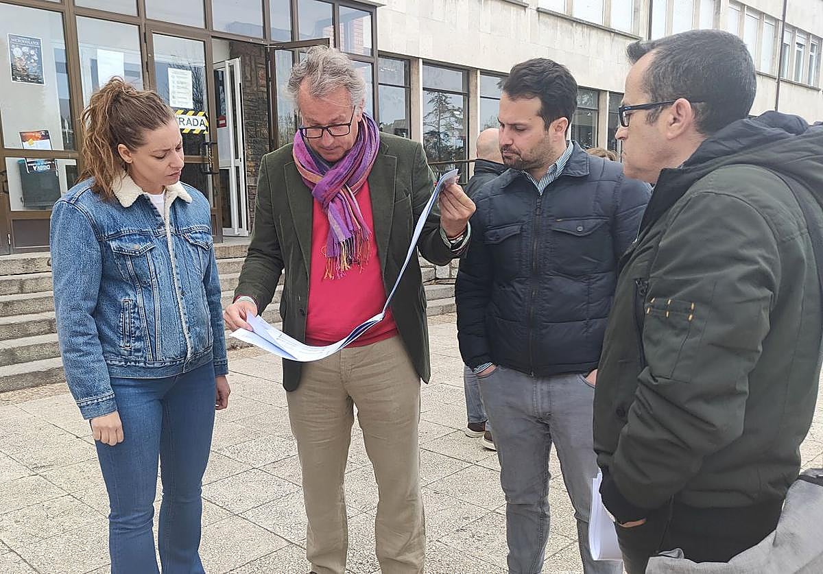 La delegada de la Junta en León, Ester Muñoz, este viernes durante la visita al centro educativo.