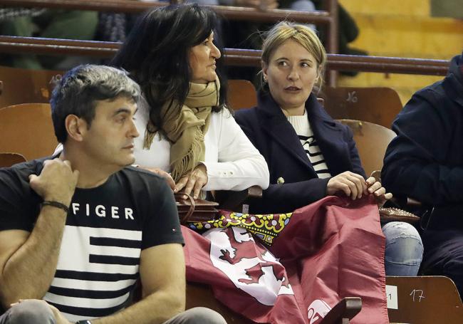 Aficionados con la bandera de León que regalaba el club a la entrada del pabellón.