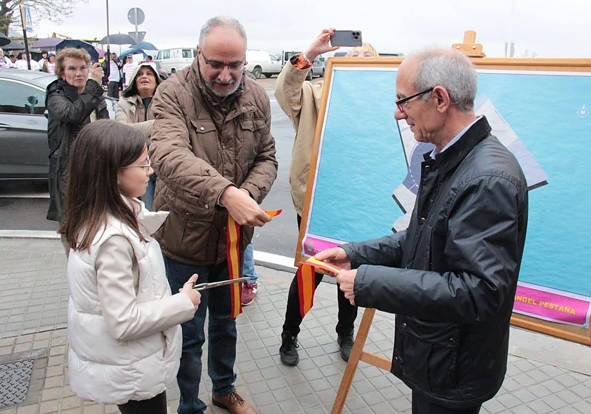 La joven Daniela inaugura la nueva rotonda en esta zona con alta densidad de tráfico de Ponferrada.