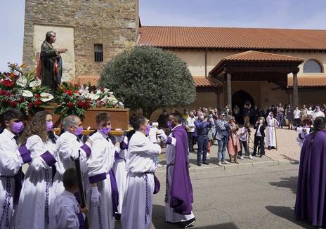Imagen secundaria 1 - Las procesiones toman Santa Marina del Rey en el 30 aniversario de su Cofradía del Ecce Homo