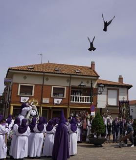 Imagen secundaria 2 - Las procesiones toman Santa Marina del Rey en el 30 aniversario de su Cofradía del Ecce Homo