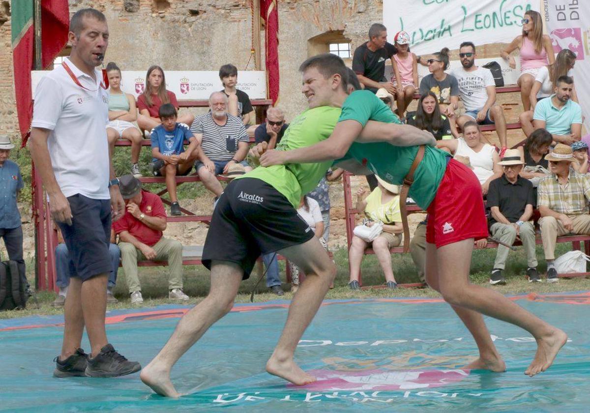 Corro de lucha en Sandoval.