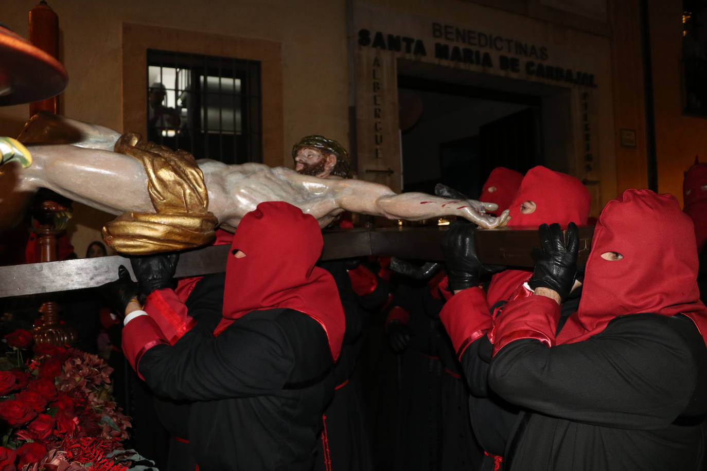 León se funde con la redención