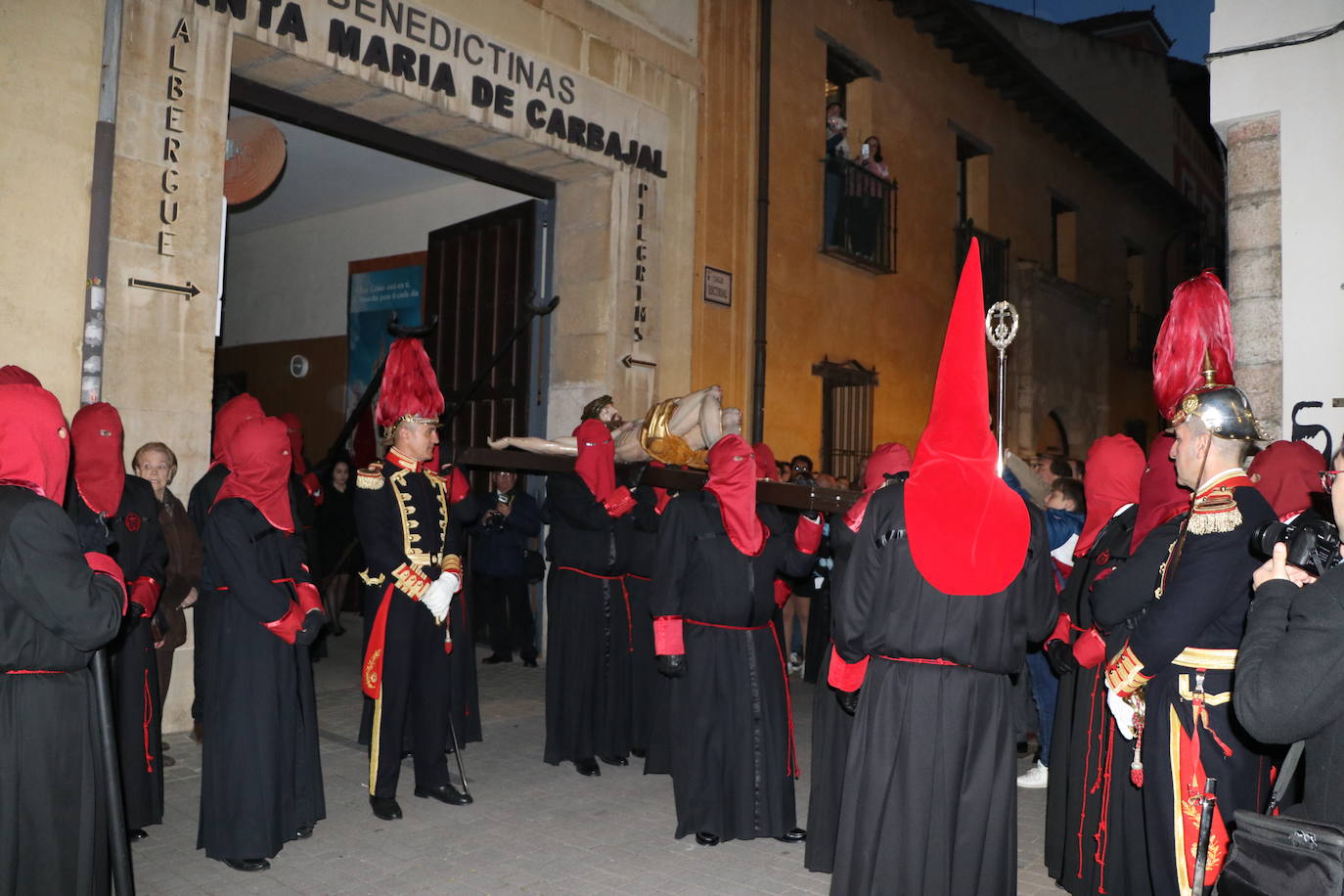 León se funde con la redención