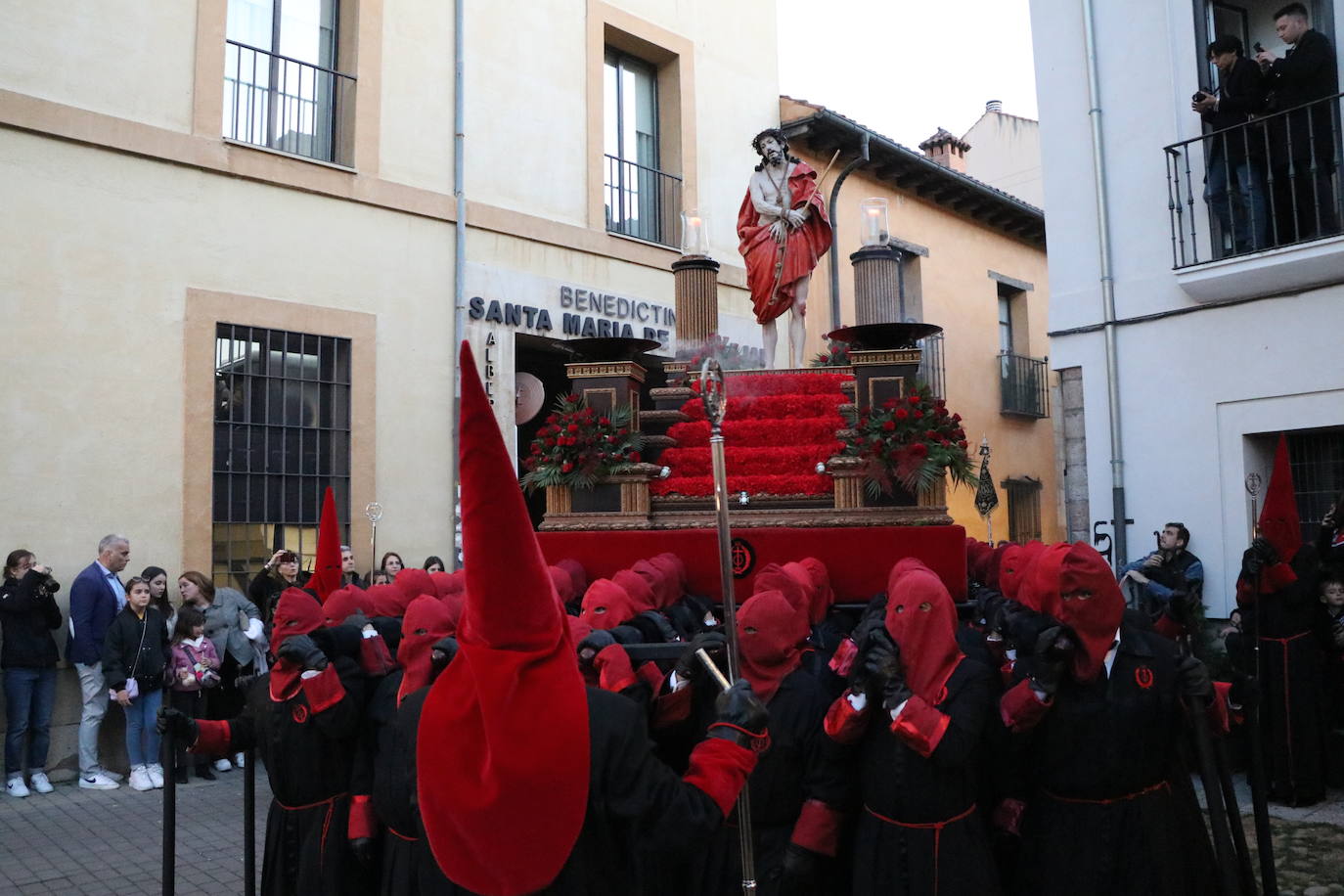 León se funde con la redención