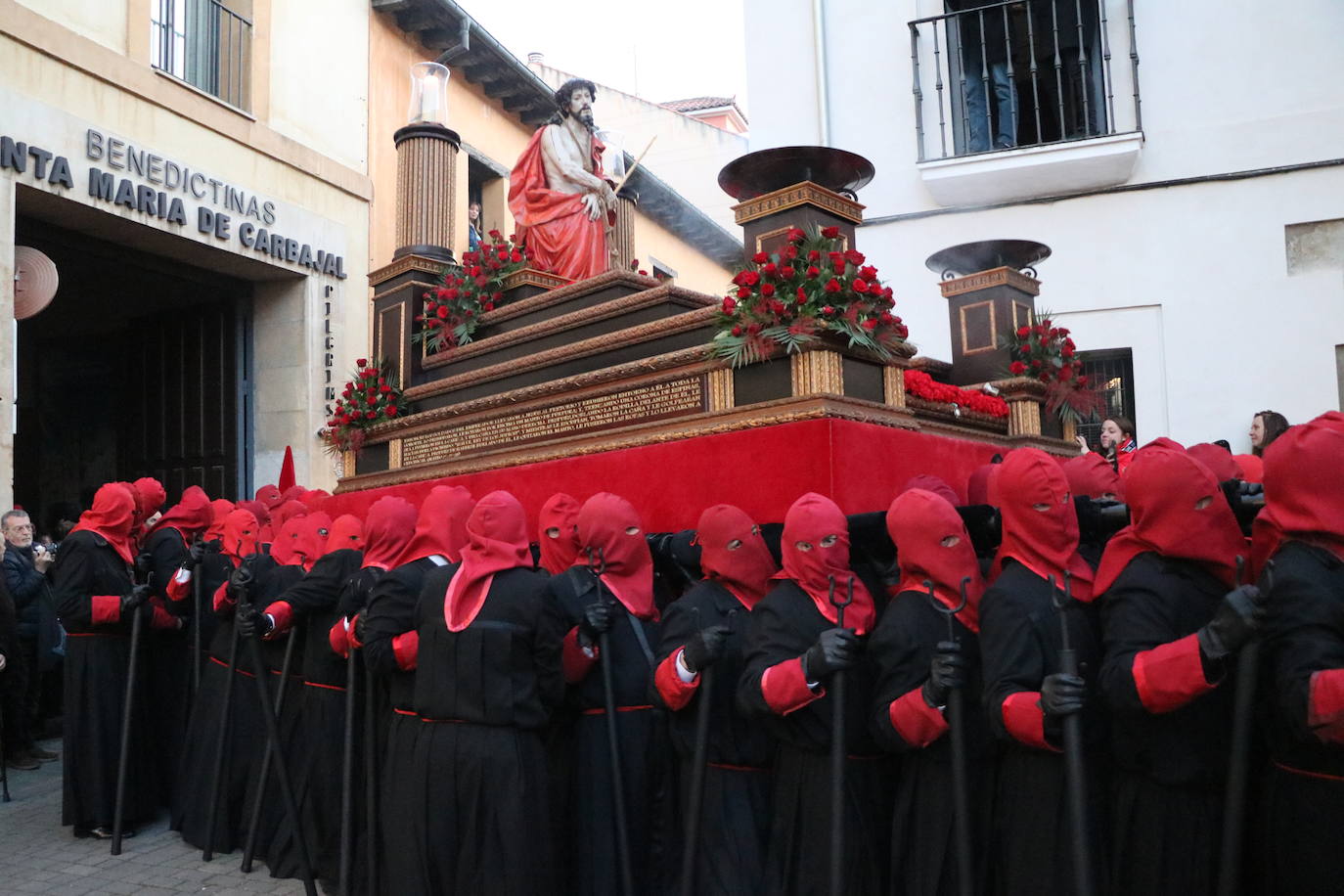 León se funde con la redención