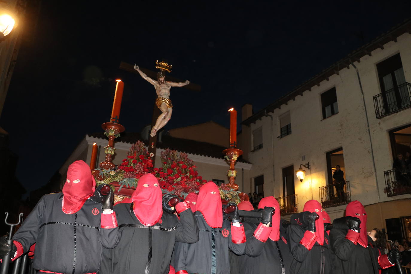 León se funde con la redención